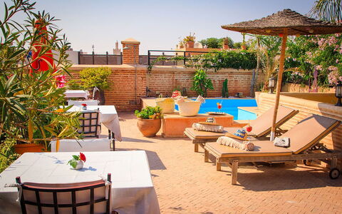 Riad Ikram: Schwimmbad, Möbel, Gartenmöbel, Resort, Regenschirm, Stuhl, Sonnenliege, Blumentopf, Zimmerpflanze, Eco Hotel