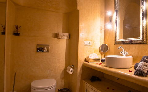 Riad Ikram: Bad Sink, Wand, Armatur, Interior Design, Flooring, Badezimmer, Fussboden, Sinken, Zapfhahn, Zimmer