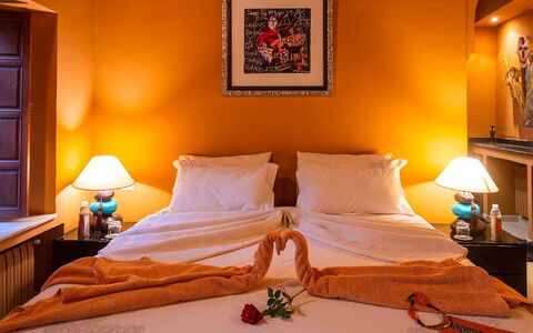 Riad Ikram: Möbel, Interior Design, Bett, Schlafzimmer, Orange, Bettdecke, Zimmer, Bedding, Fussboden, Textil