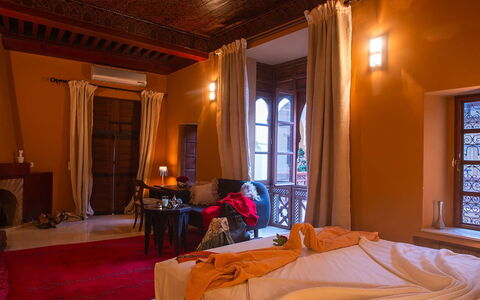 Riad Ikram: Interior Design, Beleuchtung, Zimmer, Decke, Holzbeize, Light Fixture, Hartholz, Formen, Stuhl, Vorhang