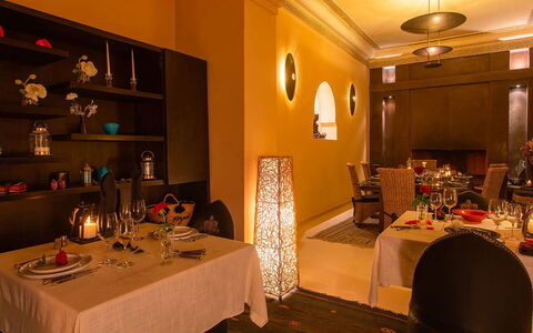 Riad Ikram: Möbel, Interior Design, Tabelle, Orange, Beleuchtung, Stuhl, Küche & Esszimmer Tisch, Flooring, Tischdecke, Esszimmer