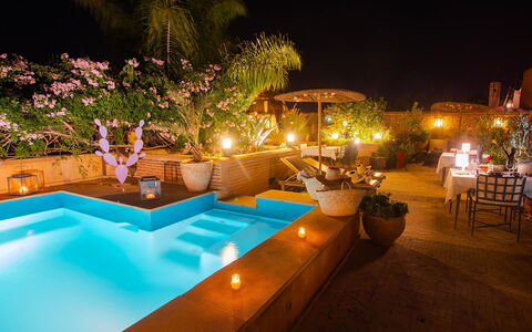 Riad Ikram: Schwimmbad, Resort, Blumentopf, Beleuchtung, Nacht, Eco Hotel, Landschaft Beleuchtung, Gartenmöbel, Hazienda, Zimmerpflanze
