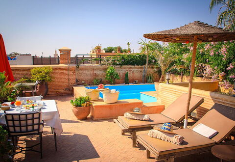 Riad Ikram: Schwimmbad, Möbel, Resort, Gartenmöbel, Sonnenliege, Blumentopf, Stuhl, Regenschirm, Zimmerpflanze, Eco Hotel