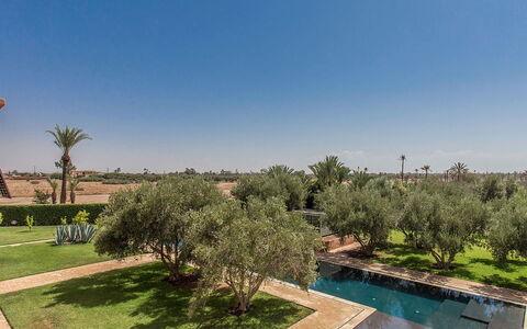Villa Portraits: Schwimmbad, Garten, Landscaping, Resort, Reflexion, Reflecting Pool, Water Feature, Hazienda, Walkway