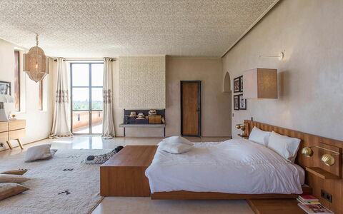 Villa Portraits: Schlafzimmer, Bett, Möbel, Interior Design, Bettdecke, Fussboden, Bedding, Flooring, Zimmer, Decke