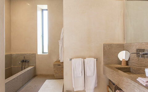 Villa Portraits: Wand, Flooring, Fussboden, Holz, Interior Design, Armatur, Bad Sink, Zimmer, Badezimmer, Decke