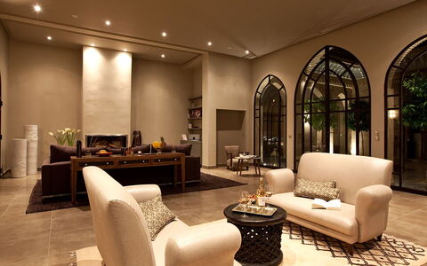 Villa Orange Trees: Möbel, Interior Design, Flooring, Couch, Fussboden, Wohnzimmer, Zuhause, Beleuchtung, Decke, Zimmer