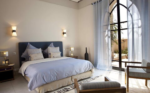 Villa Orange Trees: Möbel, Interior Design, Schlafzimmer, Bett, Fussboden, Flooring, Textil, Zimmer, Beleuchtung, Decke