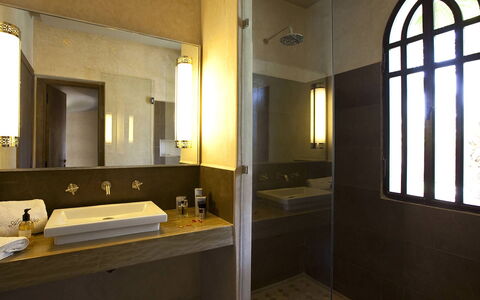 Villa Orange Trees: Bad Sink, Wand, Armatur, Badezimmer, Sinken, Flooring, Interior Design, Fussboden, Zapfhahn, Spiegel