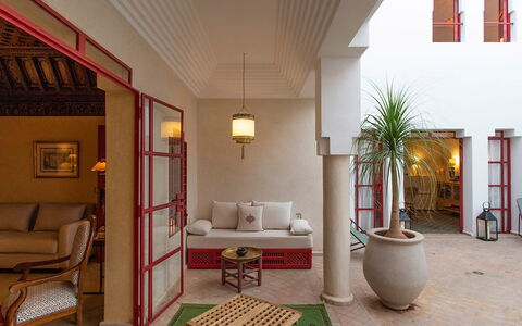 Dar Splendid: Rot, Interior Design, Flooring, Fussboden, Möbel, Zimmer, Decke, Wohnzimmer, Teppich, Light Fixture
