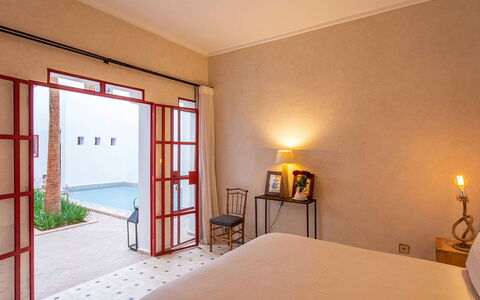 Dar Splendid: Flooring, Fussboden, Interior Design, Möbel, Tür, Schwimmbad, Resort, Decke, Wohnung, Holzbeize