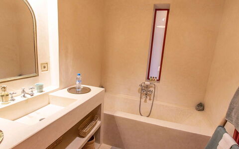 Dar Splendid: Wand, Armatur, Flooring, Fussboden, Badezimmer, Interior Design, Zapfhahn, Installation, Bad Sink, Braun