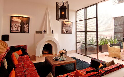 Dar Sami: Möbel, Interior Design, Wand, Flooring, Fussboden, Wohnzimmer, Beleuchtung, Decke, Zuhause, Zimmer