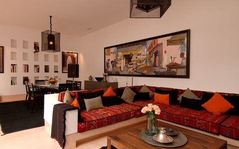 Dar Sami: Möbel, Interior Design, Couch, Wand, Flooring, Fussboden, Wohnzimmer, Textil, Beleuchtung, Zuhause