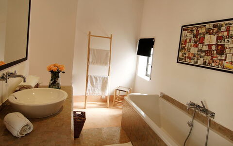 Dar Sami: Wand, Interior Design, Flooring, Armatur, Fussboden, Badezimmer, Beleuchtung, Installation, Badewanne, Decke