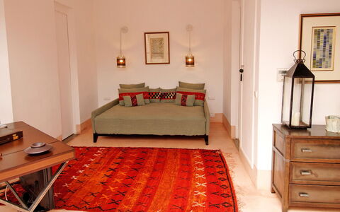 Dar Sami: Möbel, Interior Design, Flooring, Fussboden, Holz, Zimmer, Beleuchtung, Zuhause, Wohnzimmer, Holzboden