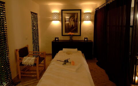 Dar Sami: Interior Design, Fussboden, Bett, Vorhang, Hotel, Hartholz, Schlafzimmer, Light Fixture, Lampe