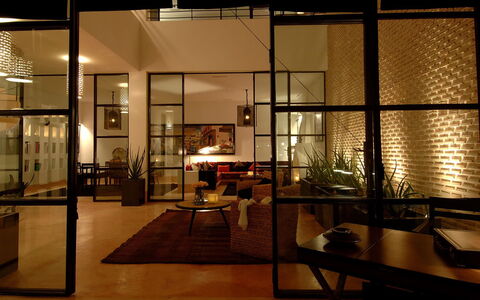 Dar Sami: Möbel, Interior Design, Flooring, Wand, Fussboden, Decke, Light Fixture, Holz, Beleuchtung, Wohnzimmer
