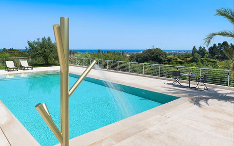 Villa Cloris: Blau, Schwimmbad, Verbundwerkstoff, Resort, Schatten, Eco Hotel, Landscaping, Geländer, Gartenmöbel