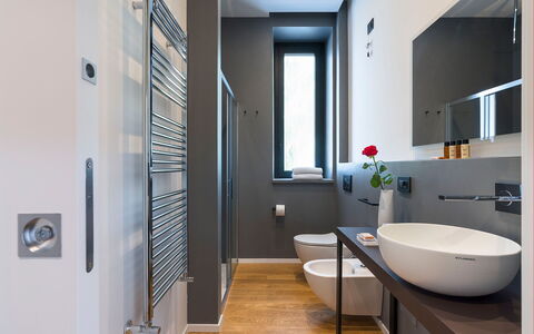 Villa Cloris: Badezimmer, Interior Design, Armatur, Flooring, Wand, Fussboden, Sinken, Spiegel, Bad Sink, Zapfhahn
