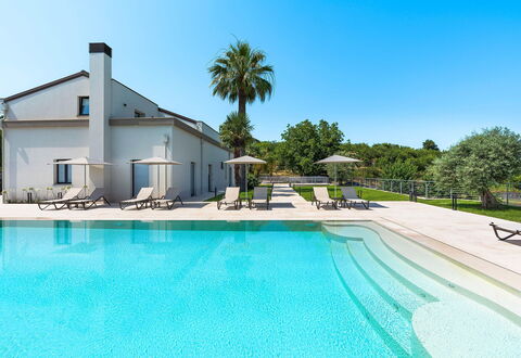Villa Cloris: Blau, Wasser, Schwimmbad, Verbundwerkstoff, Reflecting Pool, Resort, Reflexion, Schatten, Eco Hotel, Estate