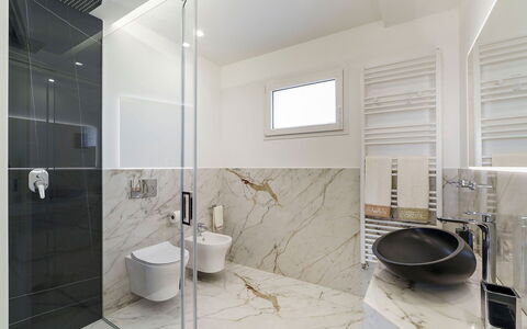 Villa Shelly: Flooring, Interior Design, Wand, Fussboden, Armatur, Badezimmer, Zapfhahn, Sinken, Decke, Fliese