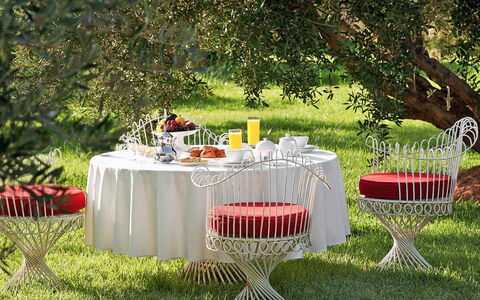 Villa Susan: Möbel, Tischdecke, Gartenmöbel, Tisch Im Freien, Rasen, Garten, Stuhl, Garten, Linens, Park