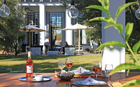 Villa Susan: Möbel, Gartenmöbel, Stuhl, Tisch Im Freien, Schatten, Freizeit, Rasen, Garten, Schwimmbad, Hof