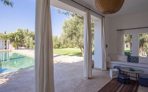 Villa Zagar: Möbel, Fussboden, Zuhause, Resort, Schatten, Schwimmbad, Estate, Stuhl, Villa, Hartholz