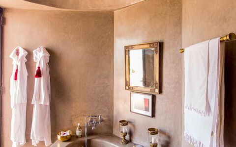 Villa Zagar: Interior Design, Armatur, Badezimmer, Zapfhahn, Flooring, Fussboden, Bad Sink, Installation, Spiegel, Zimmer