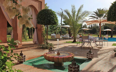 Dar Maril: Resort, Schwimmbad, Regenschirm, Hazienda, Garten, Gartenmöbel, Hof, Landscaping, Schatten