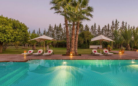 Dar Maril: Schwimmbad, Resort, Gartenmöbel, Eco Hotel, Regenschirm, Sonnenliege, Hazienda, Landscaping, Ferienort