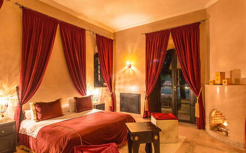 Dar Maril: Möbel, Interior Design, Flooring, Fussboden, Beleuchtung, Zimmer, Schlafzimmer, Bett, Decke, Bettdecke