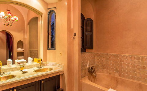 Dar Maril: Bad Sink, Interior Design, Armatur, Wand, Flooring, Sinken, Badezimmer, Fussboden, Badezimmerschrank, Zapfhahn