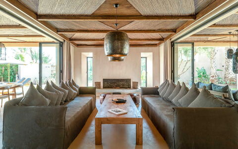 Dar Sun: Möbel, Holz, Fussboden, Interior Design, Zuhause, Flooring, Decke, Wohnzimmer, Holzbeize, Couch