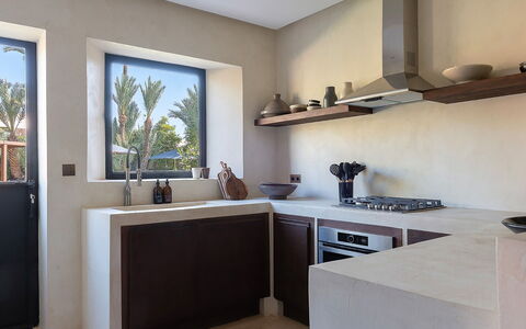 Dar Sun: Countertop, Interior Design, Küche, Zimmer, Cabinetry, Küchengerät, Zapfhahn, Armatur, Sinken, Herd