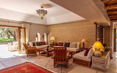 Villa Royale: Möbel, Flooring, Holz, Fussboden, Couch, Interior Design, Stuhl, Wohnzimmer, Tabelle, Decke