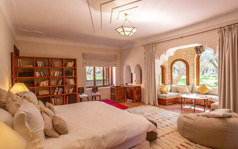 Villa Royale: Interior Design, Möbel, Flooring, Fussboden, Zimmer, Zuhause, Decke, Schlafzimmer, Bett, Bedding
