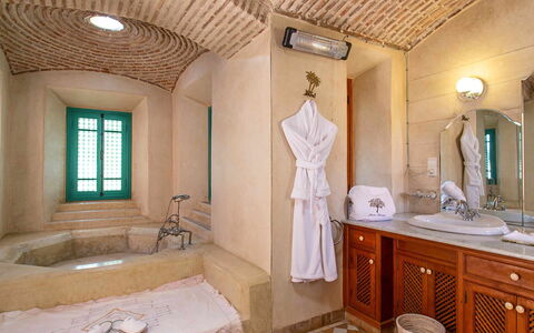 Villa Royale: Interior Design, Flooring, Fussboden, Armatur, Möbel, Bad Sink, Decke, Badezimmer, Sinken, Installation