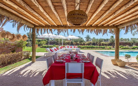Villa Delizia: Resort, Schwimmbad, Eco Hotel, Garten, Hazienda, Schatten, Landscaping, Gartenmöbel, Estate, Rasen