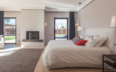 Villa Delizia: Möbel, Interior Design, Bett, Schlafzimmer, Wand, Flooring, Fussboden, Decke, Zuhause, Zimmer
