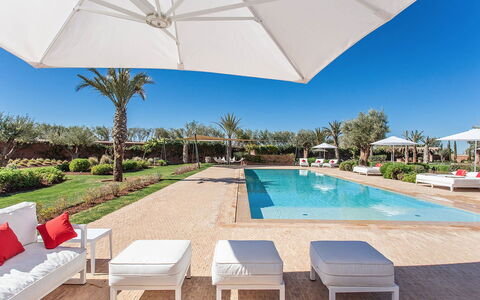 Villa Delizia: Schwimmbad, Resort, Gartenmöbel, Regenschirm, Landscaping, Garten, Sonnenliege, Eco Hotel, Schatten