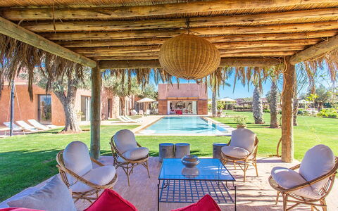 Villa Delizia: Schwimmbad, Resort, Estate, Eco Hotel, Hazienda, Schatten, Landscaping, Freizeit, Rasen, Villa