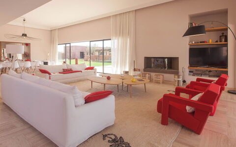 Villa Delizia: Interior Design, Flooring, Fussboden, Couch, Möbel, Wohnzimmer, Decke, Zuhause, Wohnung