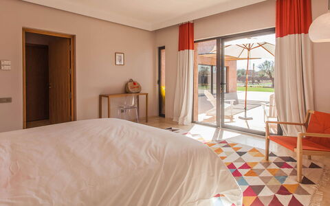Villa Delizia: Möbel, Fussboden, Flooring, Interior Design, Holzbeize, Stuhl, Resort, Schatten, Hartholz, Schwimmbad