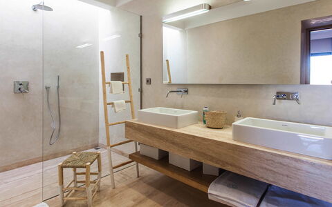 Villa Delizia: Flooring, Interior Design, Fussboden, Armatur, Wand, Bad Sink, Badezimmer, Holz, Sinken, Zapfhahn