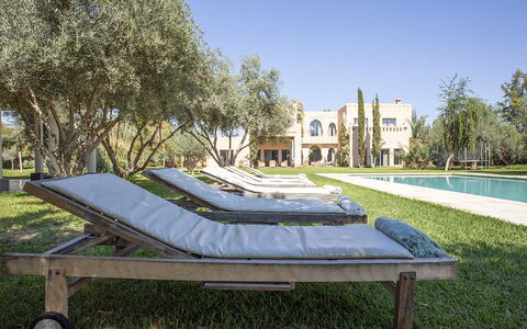 Villa Elio: Möbel, Gartenmöbel, Schwimmbad, Schatten, Sonnenliege, Garten, Resort, Landscaping, Läge