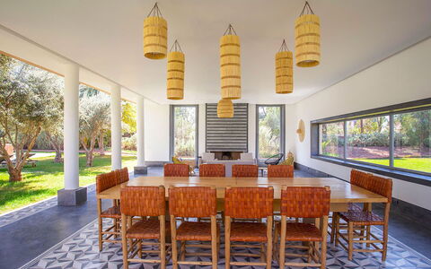 Villa Elio: Möbel, Interior Design, Flooring, Decke, Tabelle, Fussboden, Stuhl, Küche & Esszimmer Tisch, Holzbeize, Esszimmer