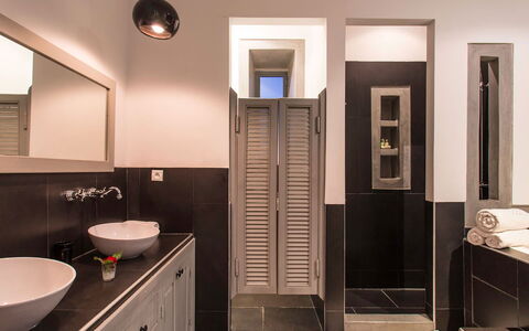 Villa Elio: Interior Design, Badezimmer, Armatur, Flooring, Wand, Fussboden, Bad Sink, Sinken, Decke, Light Fixture