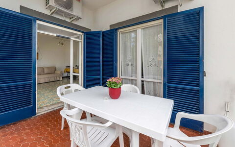 Casa Iago: Flooring, Fussboden, Wohnung, Schatten, Fliese, Zimmerpflanze, Balkon, Gartenmöbel, Blumentopf, Home Door